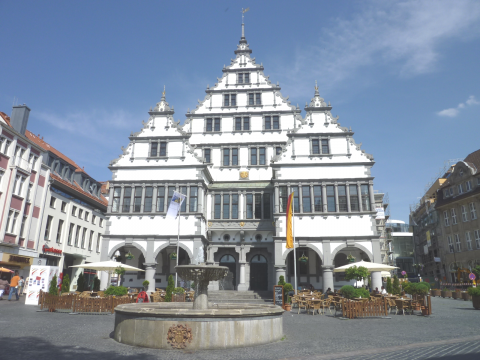 Aussenansicht Paderborner Rathaus mit Brunnen